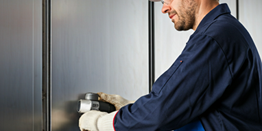 Technicien chauffagiste travaillant sur une chaudière